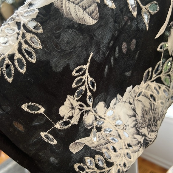 Cute top. Never worn. Tags not on it. Nice to wear to dinner or somewhere nice. - Picture 5 of 5